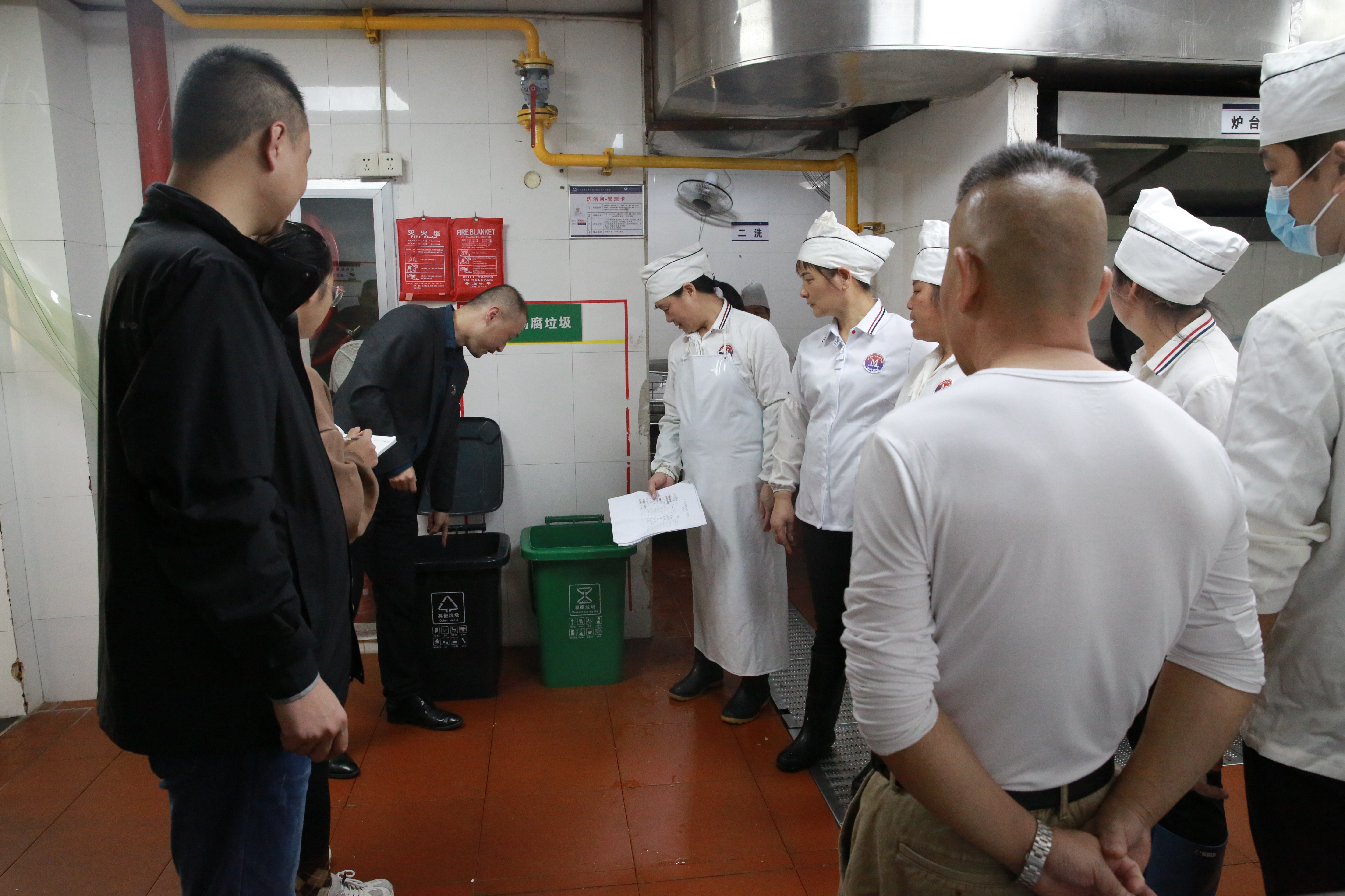 1635323311979008.jpg 對(duì)食堂工作人員現(xiàn)場(chǎng)講解.JPG