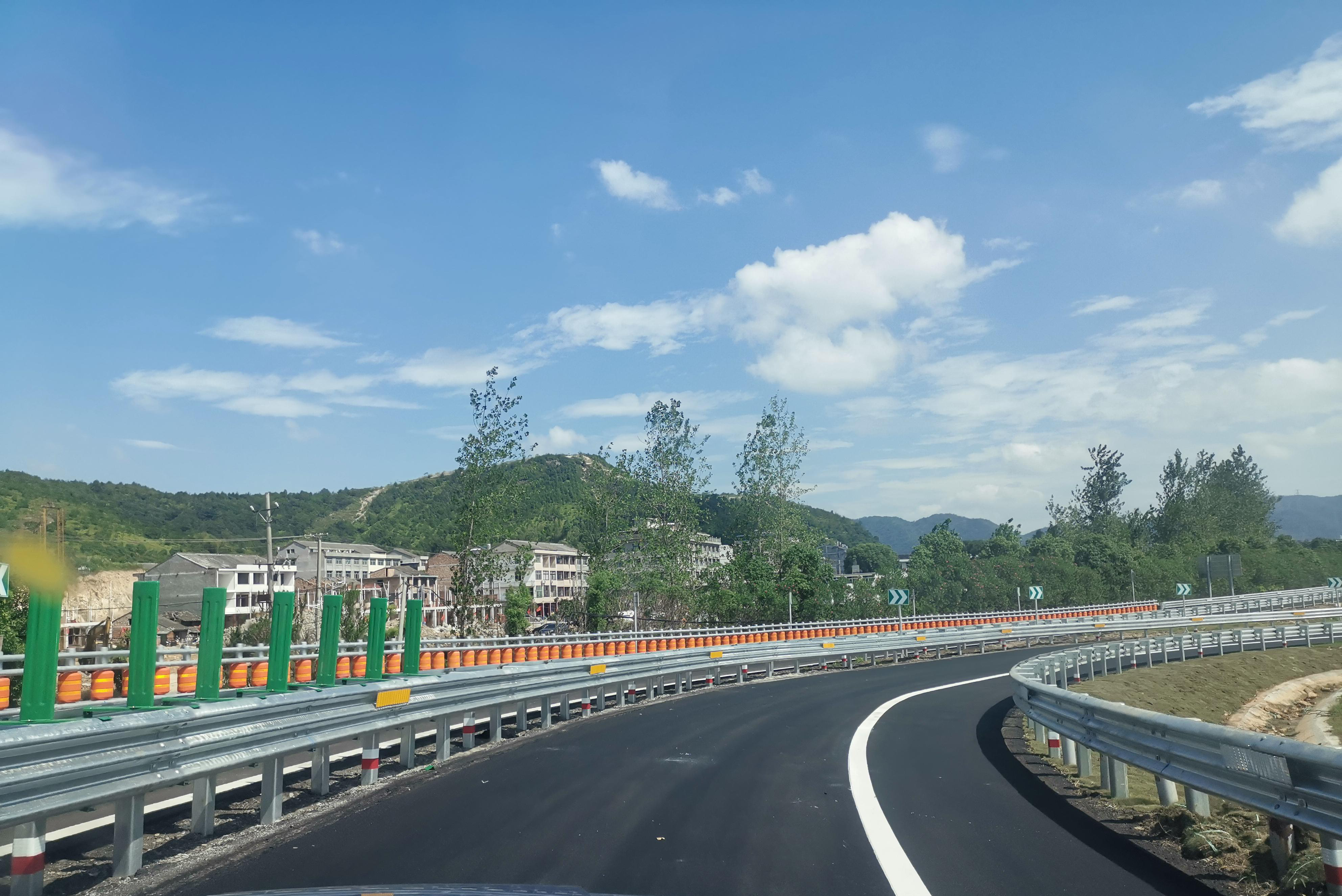 1639556451781332.png 提升后的匝道護(hù)欄.png