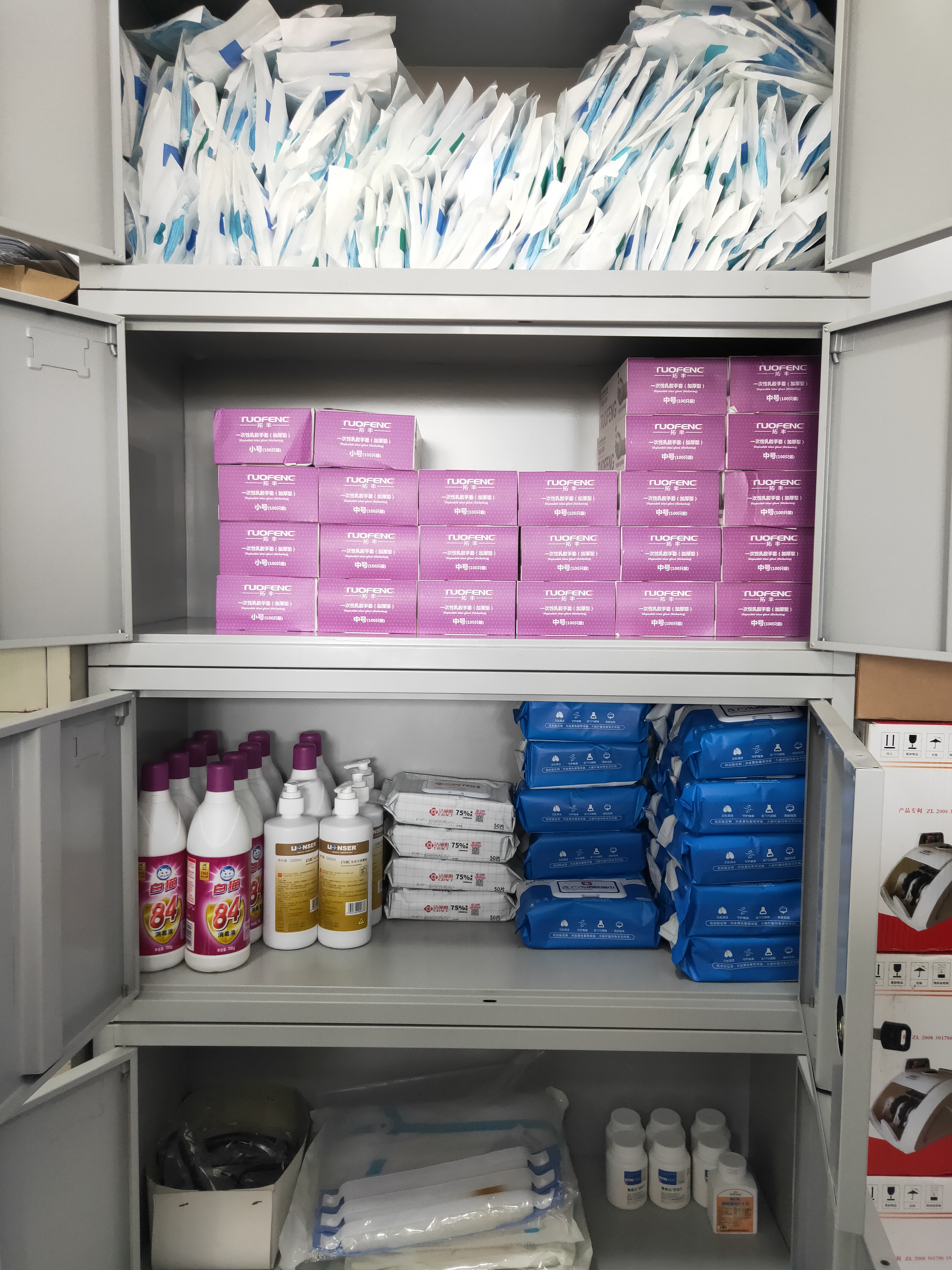 1640588794903562.jpg 20211223收費(fèi)所防疫物資擺放整齊(葉茂攝).jpg