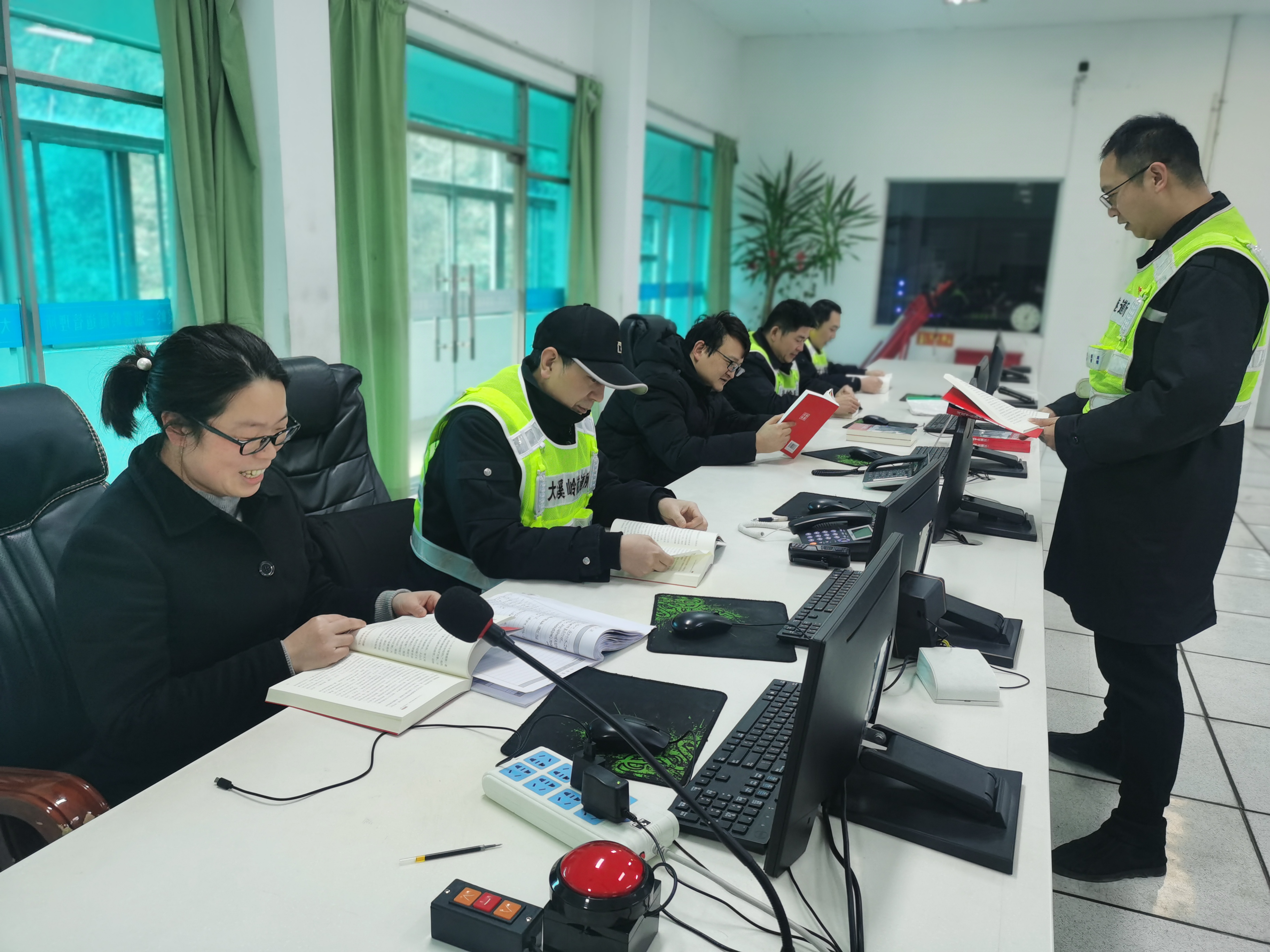 1645691215947816.jpg 2022.02.17圖為執(zhí)勤三隊在班前講評時學(xué)習(xí)《習(xí)近平在浙江》 陳智慧攝.jpg