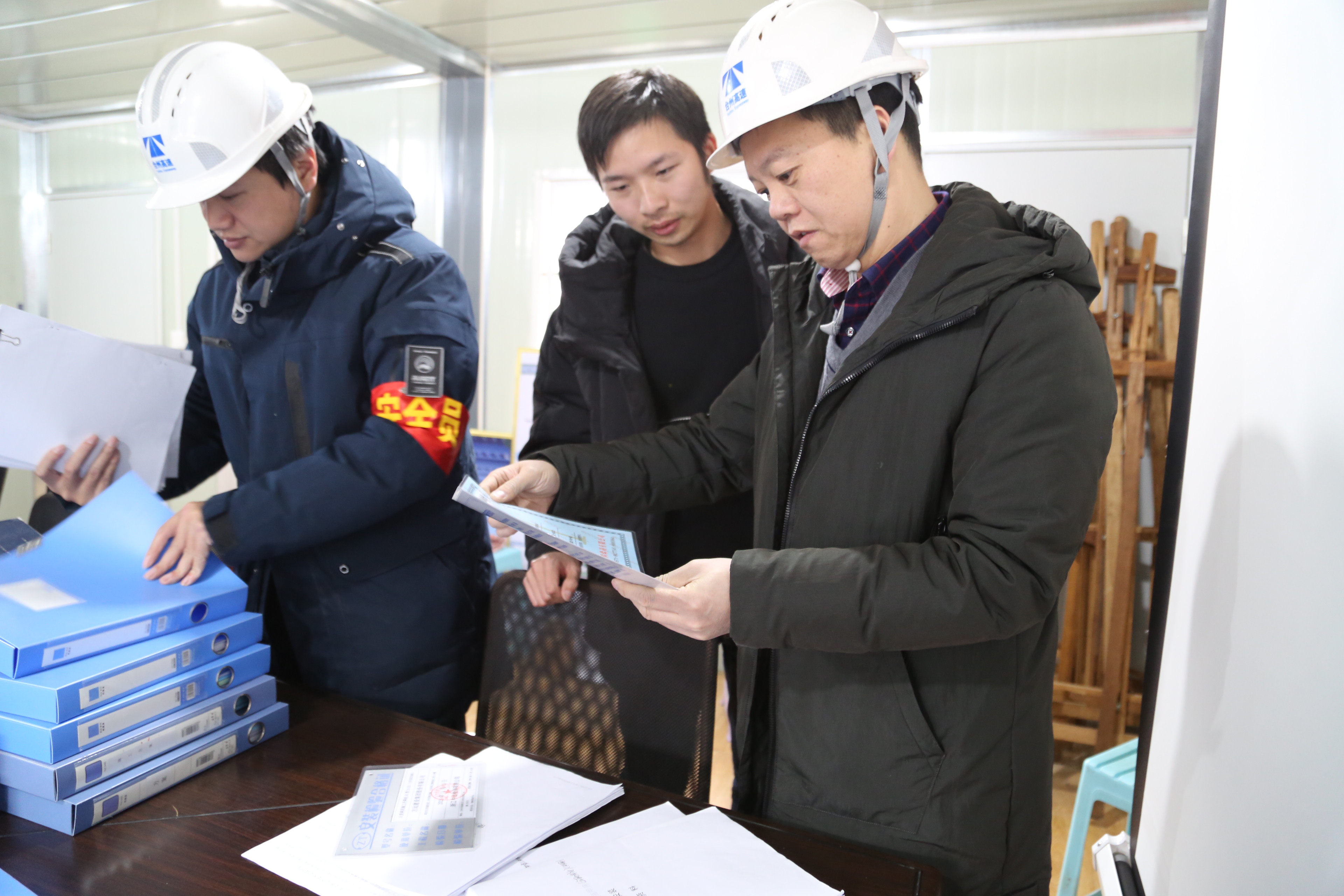 1645758072989249.jpg 圖為 檢查組在云棲項(xiàng)目檢查臺賬.JPG