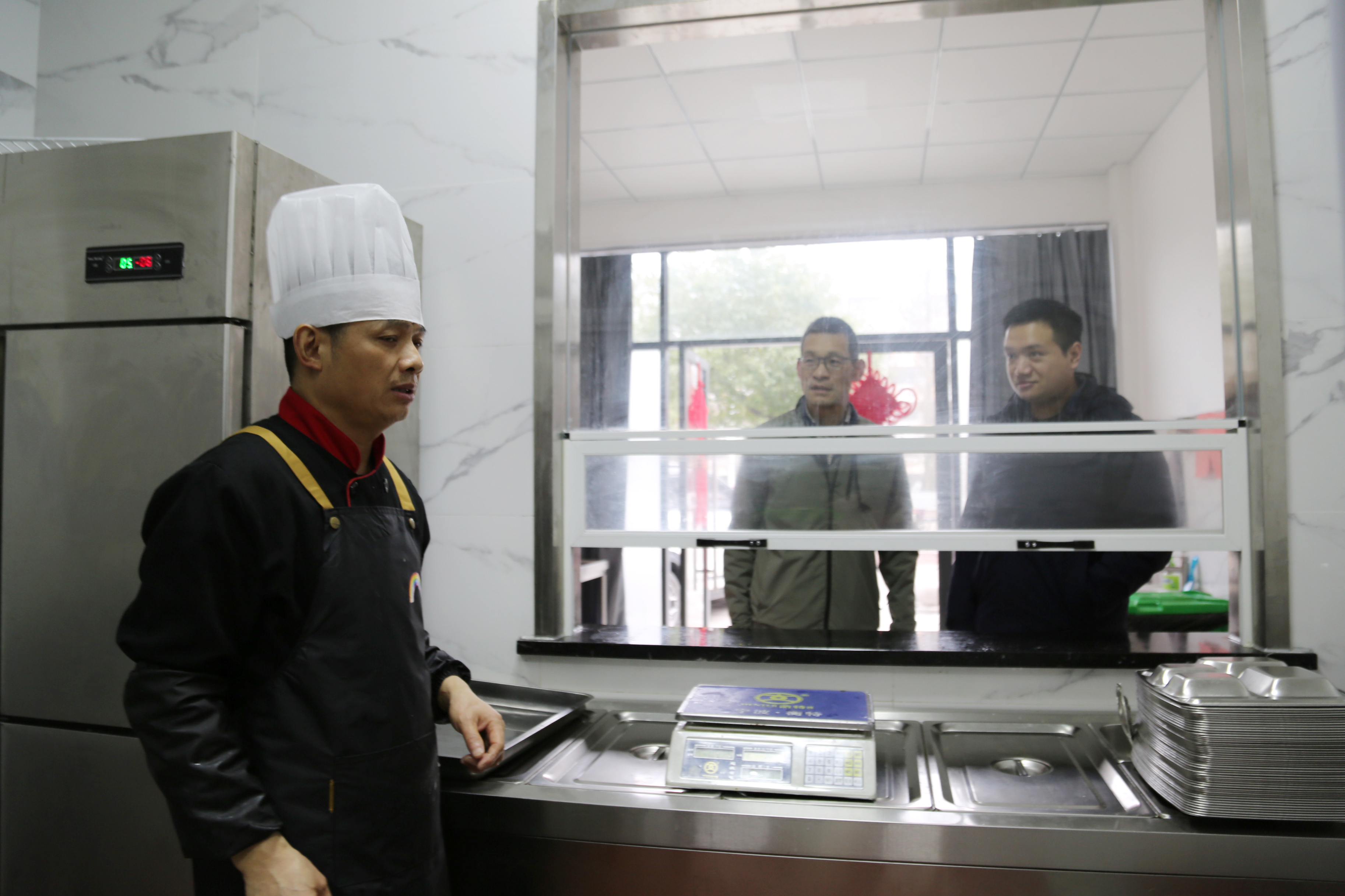 1646275305531525.jpg 圖為 檢查組在食堂突擊檢查.JPG