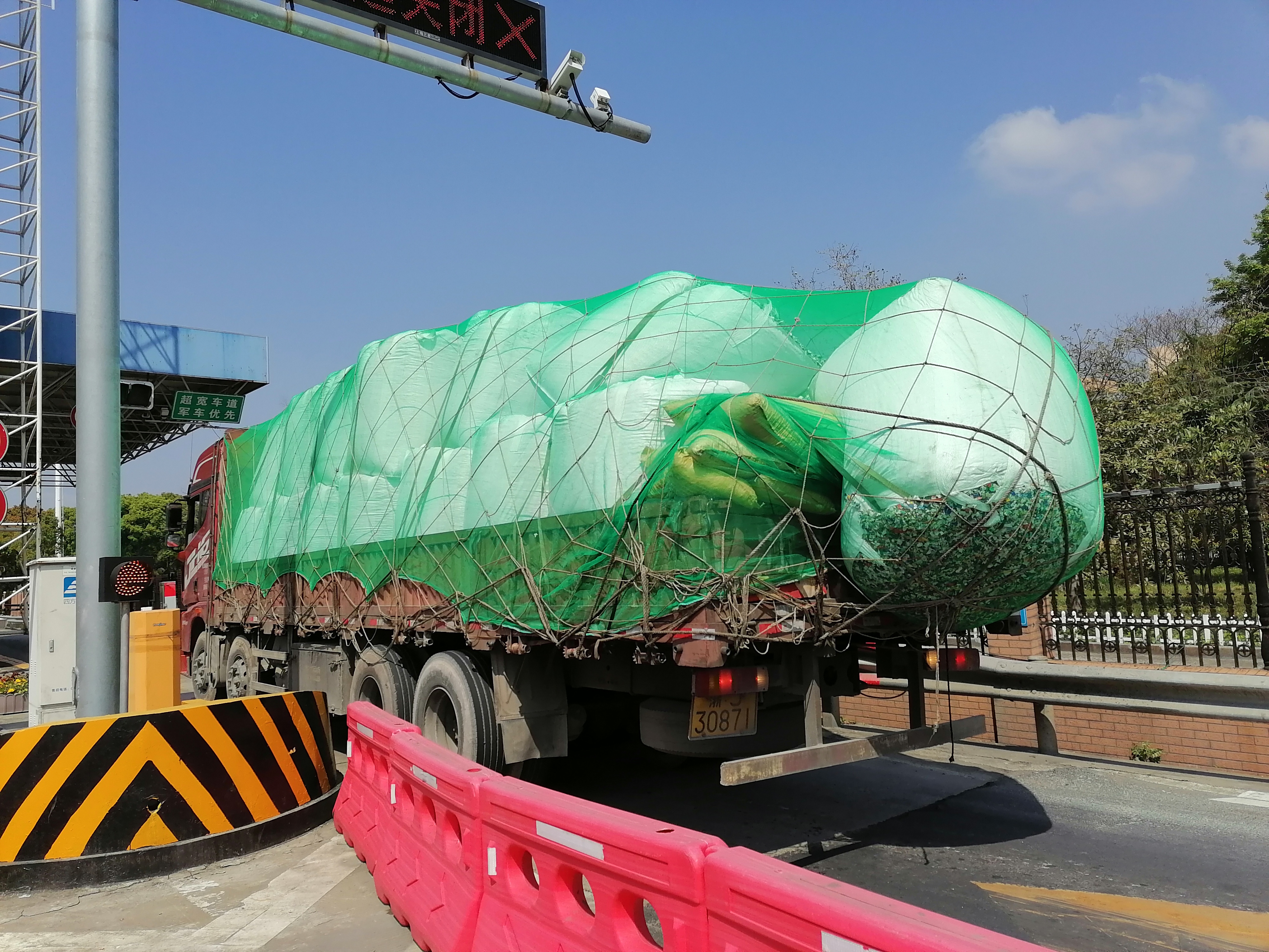 1680805518994398.jpg 20230402 圖為超限違規(guī)車輛 張洪亮攝(2).jpg