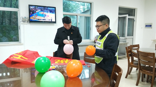 201903181布置餐廳 陳智慧攝_副本.jpg